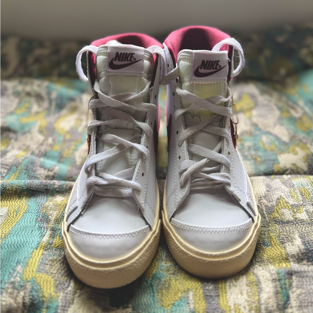 NWOT Nike Blazer Mid 77 SE - White Team Red - Women’s Size 7 👟